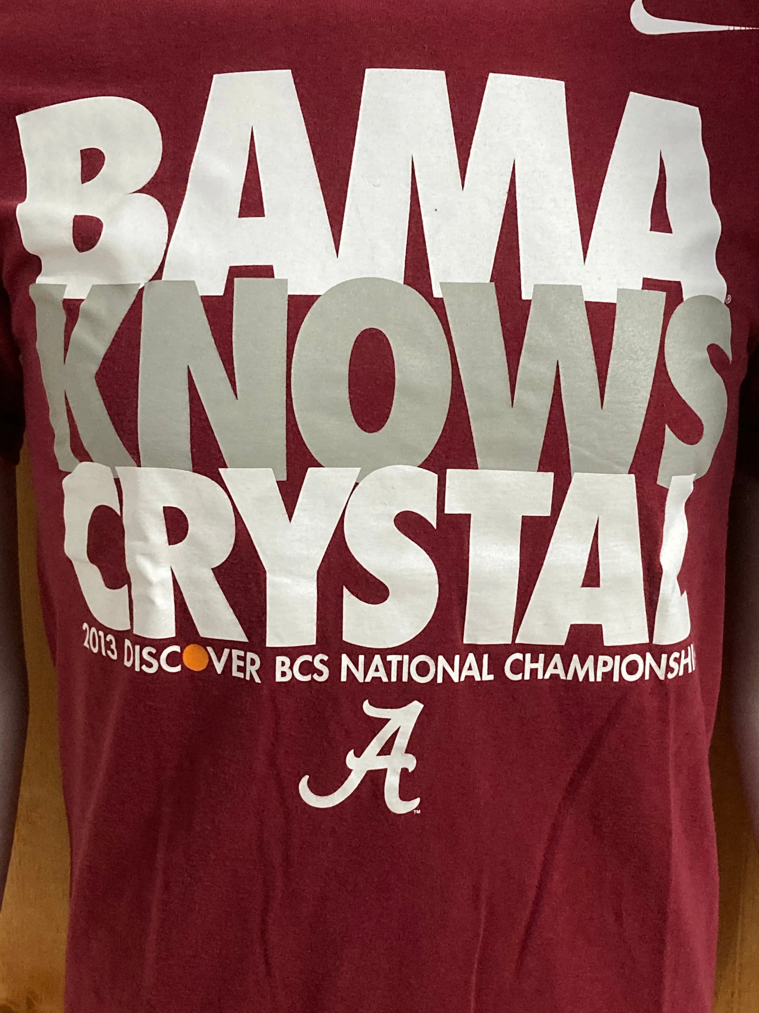 NIKE "BAMA KNOWS CRYSTAL" 2013 DISCOVER BCS NATIONAL CHAMPIONSHIP REGULAR FIT Graphic Print Adult T-Shirt Tee Shirt S SM Small Maroon Shirt