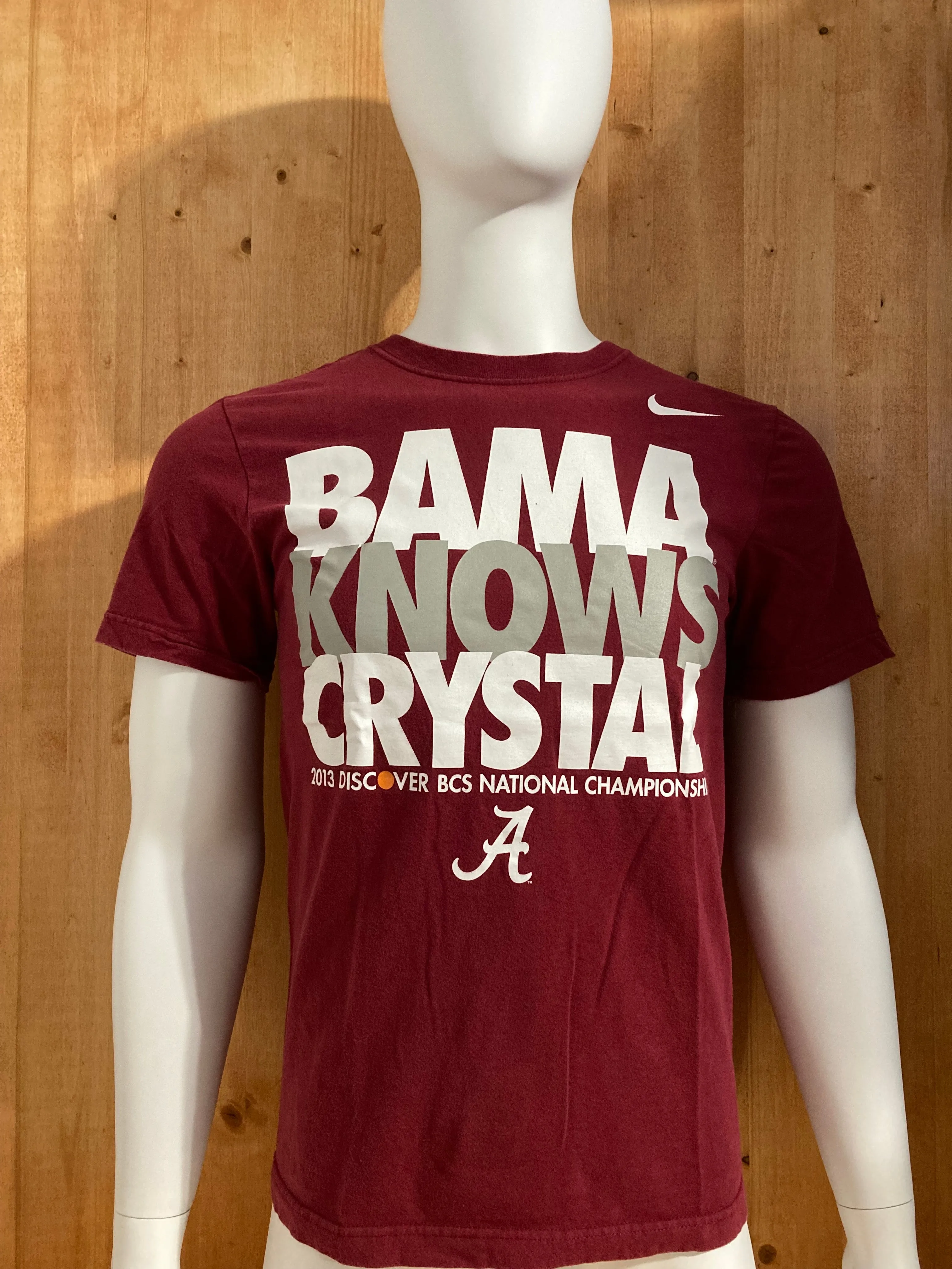 NIKE "BAMA KNOWS CRYSTAL" 2013 DISCOVER BCS NATIONAL CHAMPIONSHIP REGULAR FIT Graphic Print Adult T-Shirt Tee Shirt S SM Small Maroon Shirt