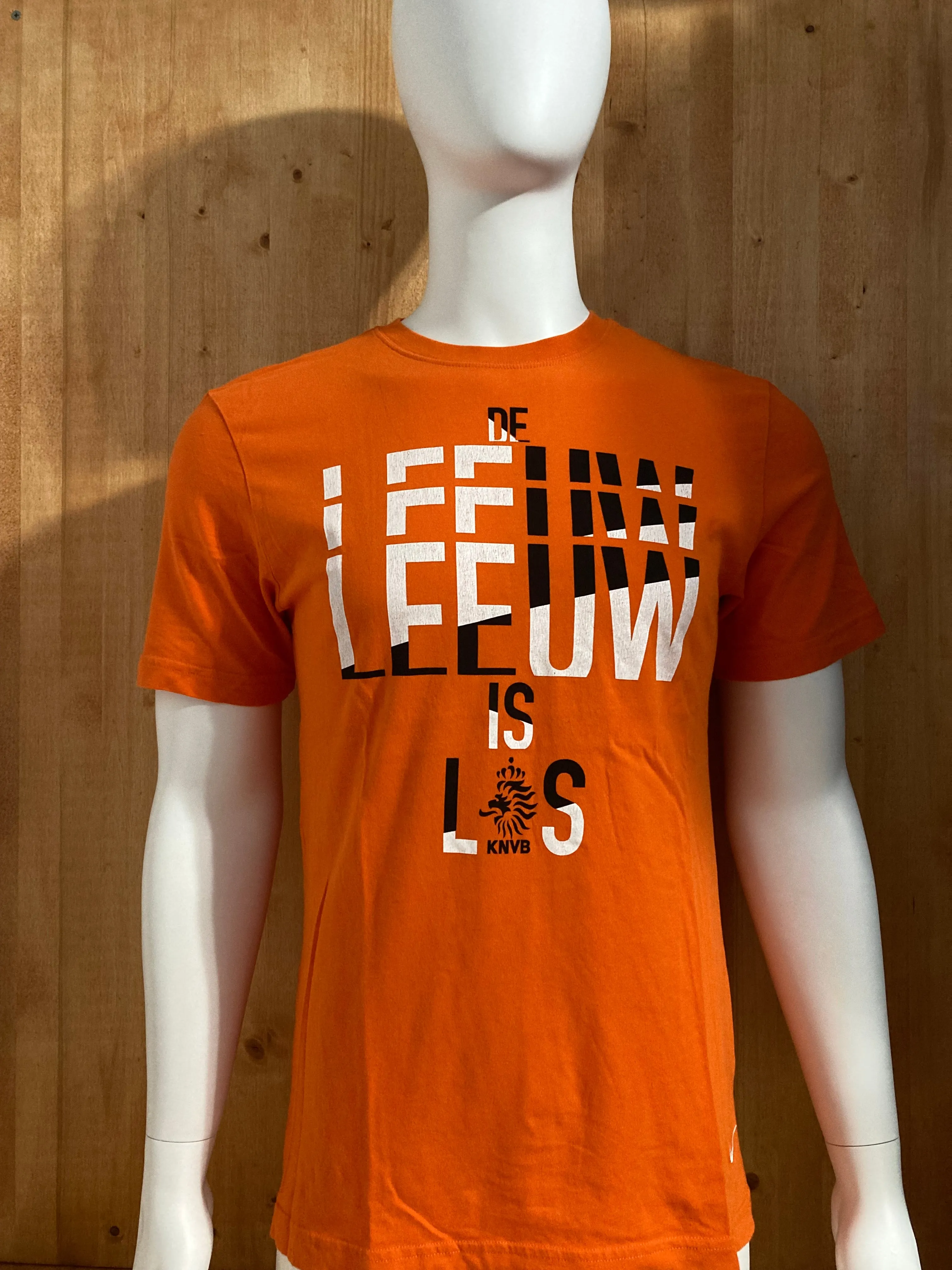 NIKE "KNVB" SOCCER FOOTBALL STANDARD FIT Graphic Print Adult T-Shirt Tee Shirt M MD Medium Orange Shirt