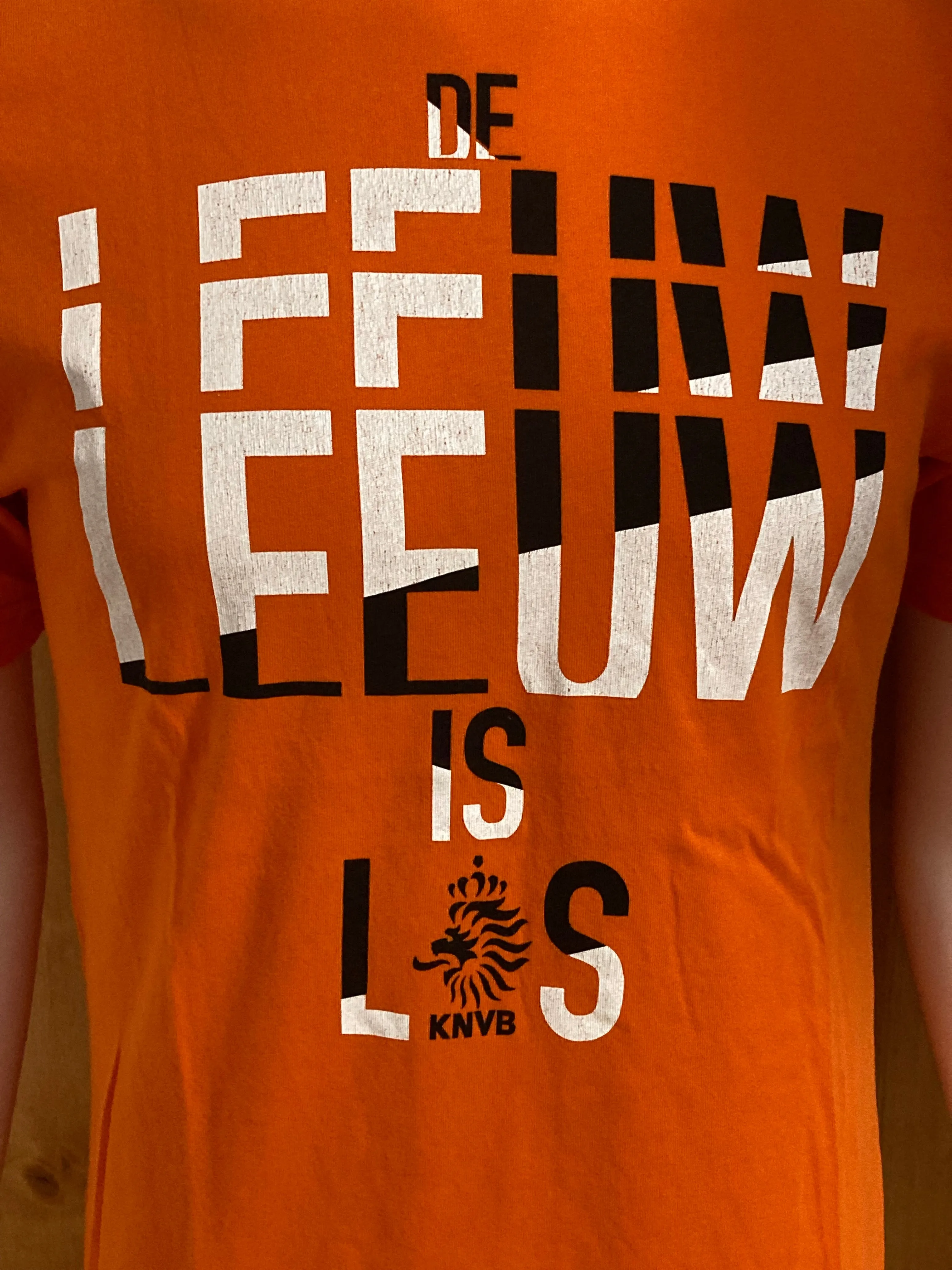 NIKE "KNVB" SOCCER FOOTBALL STANDARD FIT Graphic Print Adult T-Shirt Tee Shirt M MD Medium Orange Shirt